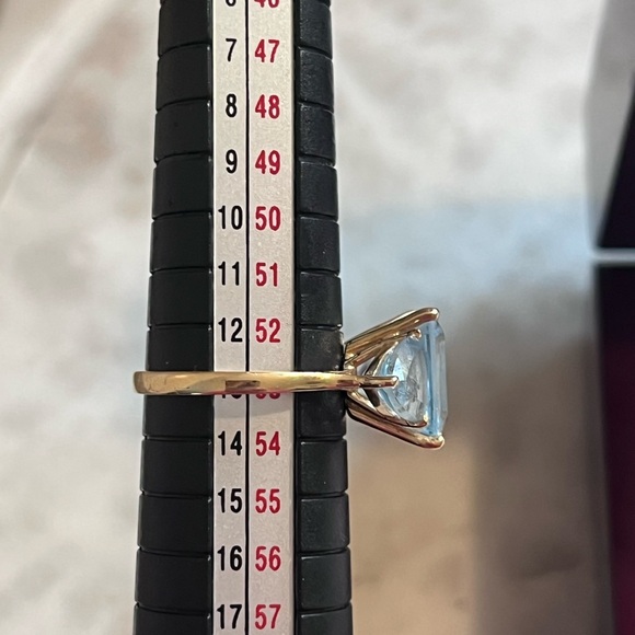 Blue Topaz | 3 Stone | 14k gold ring - Picture 9 of 11